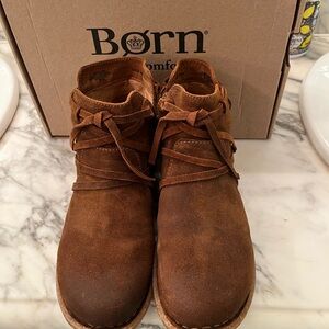 Born Ginger Glazed Suede LeatherLace-Up Boots Size 8-1/2 Wide. New in Box.